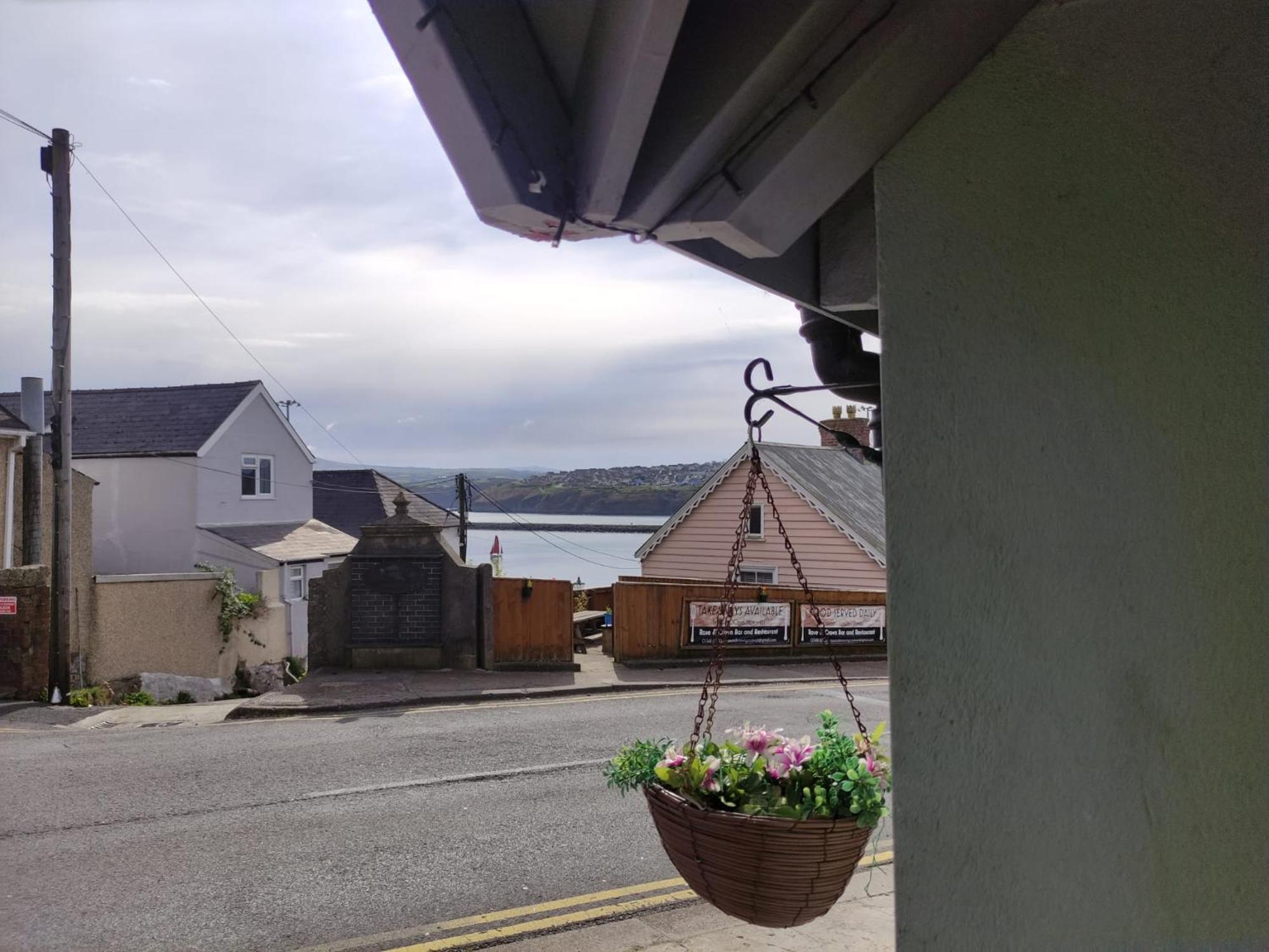 Rose And Crown Hotel & Hope And Anchor Bar Goodwick Exterior photo