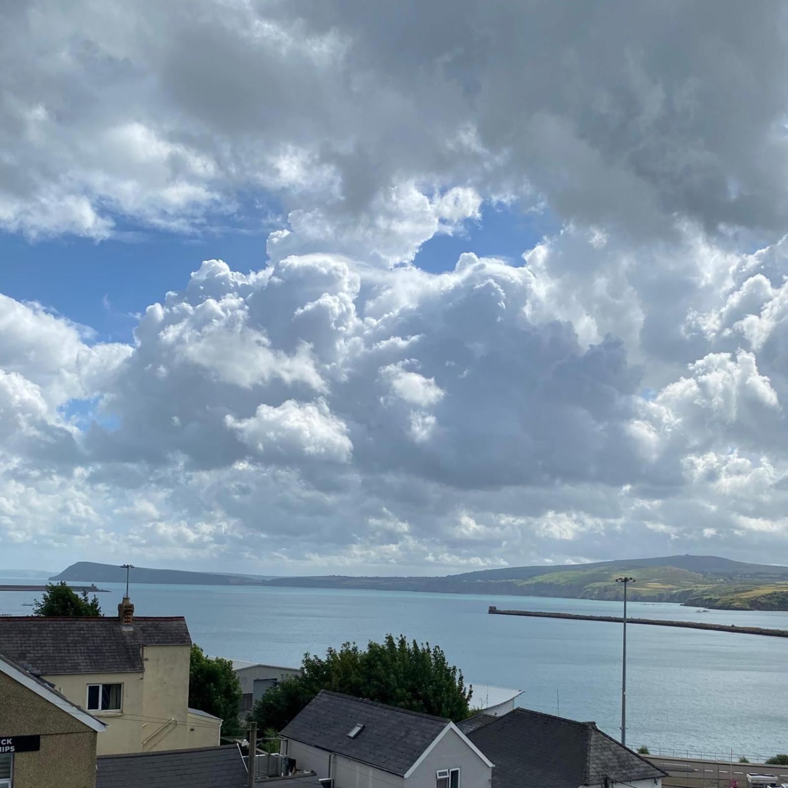 Rose And Crown Hotel Goodwick Exterior photo